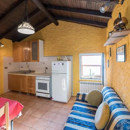 Casetta Mari Immersa In Un Vigneto *